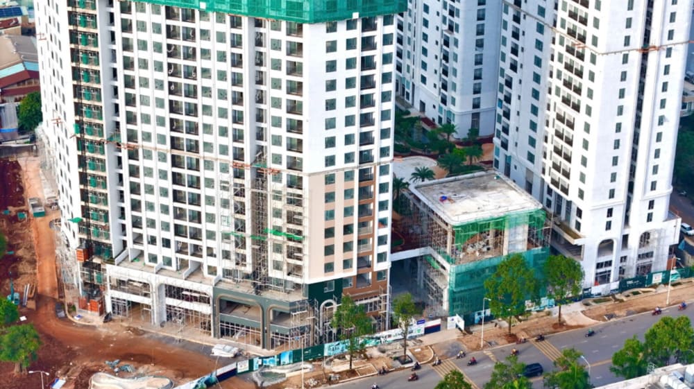 Cửa kính ban công ở một số căn hộ Green Skyline đã được lắp đặt