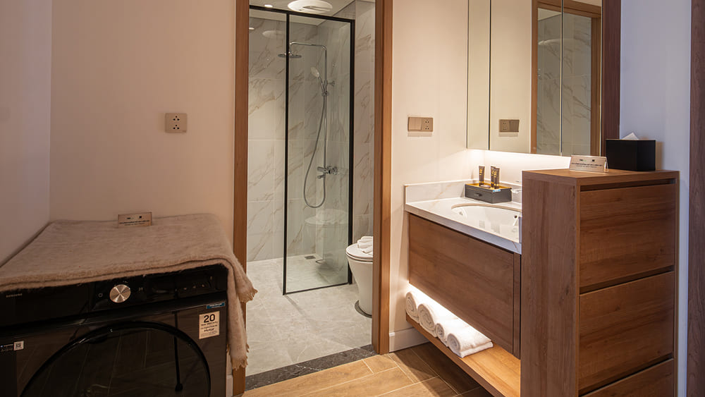 Nhà vệ sinh và phòng tắm cùng bồn rửa bên ngoài